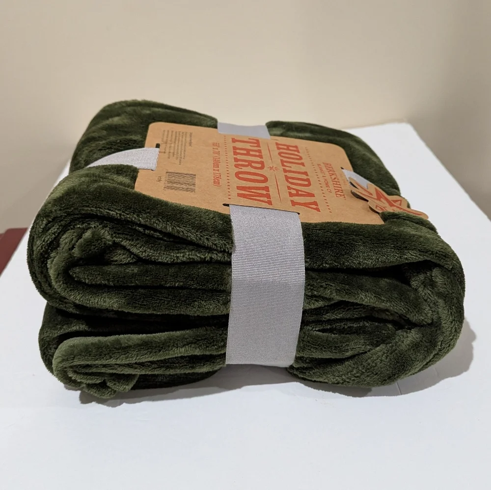 NEW Berkshire Olive Holiday Throw Blanket. 55
